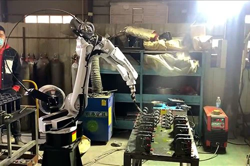 การเชื่อมชิ้นส่วนรถยกโดย Fulzh Robot Arm