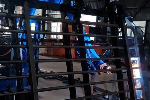 แขนหุ่นยนต์ 2 เมตรสำหรับงานเชื่อมชิ้นส่วนขนาดใหญ่