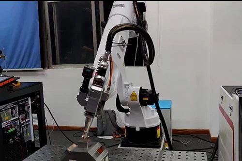 หุ่นยนต์เชื่อมด้วยเลเซอร์ Fulzh พร้อมผลการเชื่อมนายอำเภอ