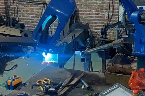 หุ่นยนต์เชื่อม 2 เมตรสำหรับการเชื่อมท่อสี่เหลี่ยม